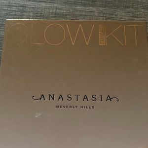 NEVER USED BRAND NEW MAKEUP PALETTE